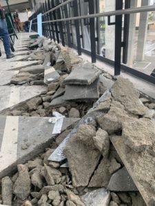 某施設通路タイル撤去工事の様子01